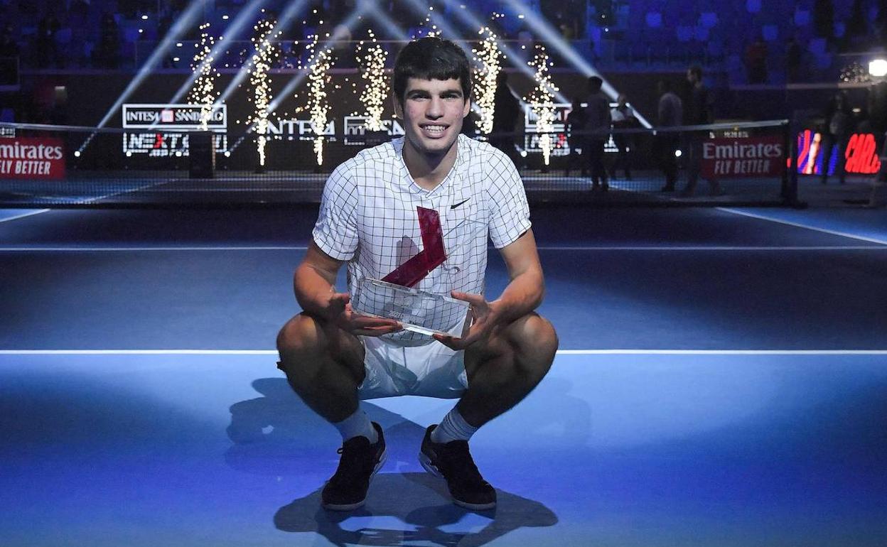 Carlos Alcaraz sostiene el trofeo de las Next Gen ATP Finals, este sábado, tras derrotar a Korda.