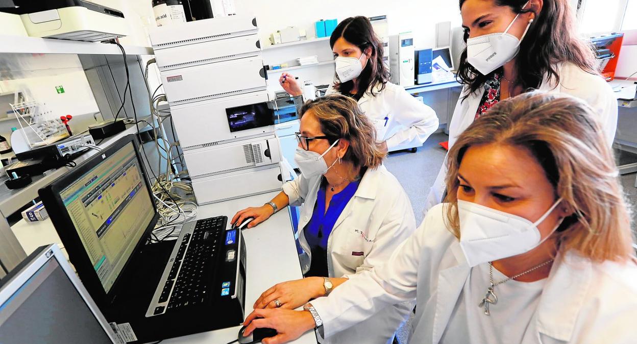María Jesús Periago, en el centro, en el laboratorio de la Universidad de Murcia, con otras investigadoras de su departamento. 