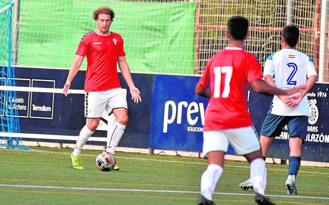 El rumano Sergiu Popovici, en un partido de pretemporada con la camiseta del Real Murcia. 