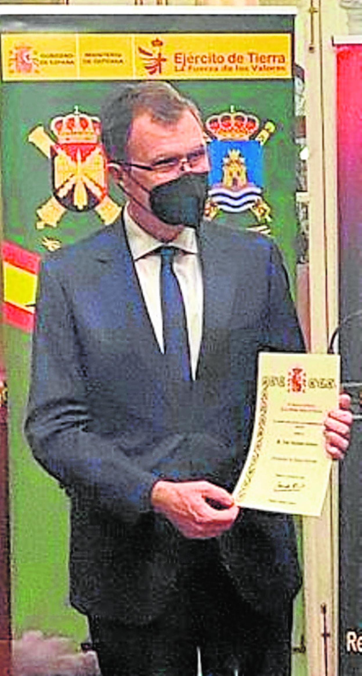 José Ballesta, con la insignia.