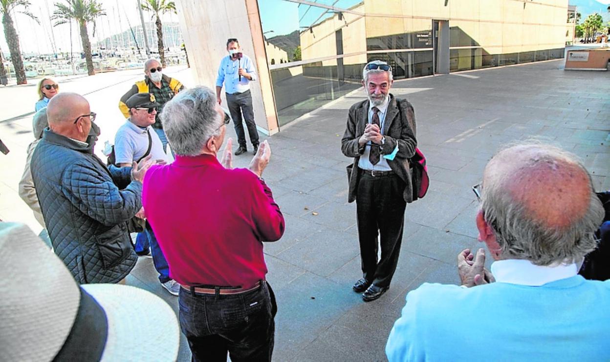 Negueruela, que se jubila, es aplaudido frente al museo. 