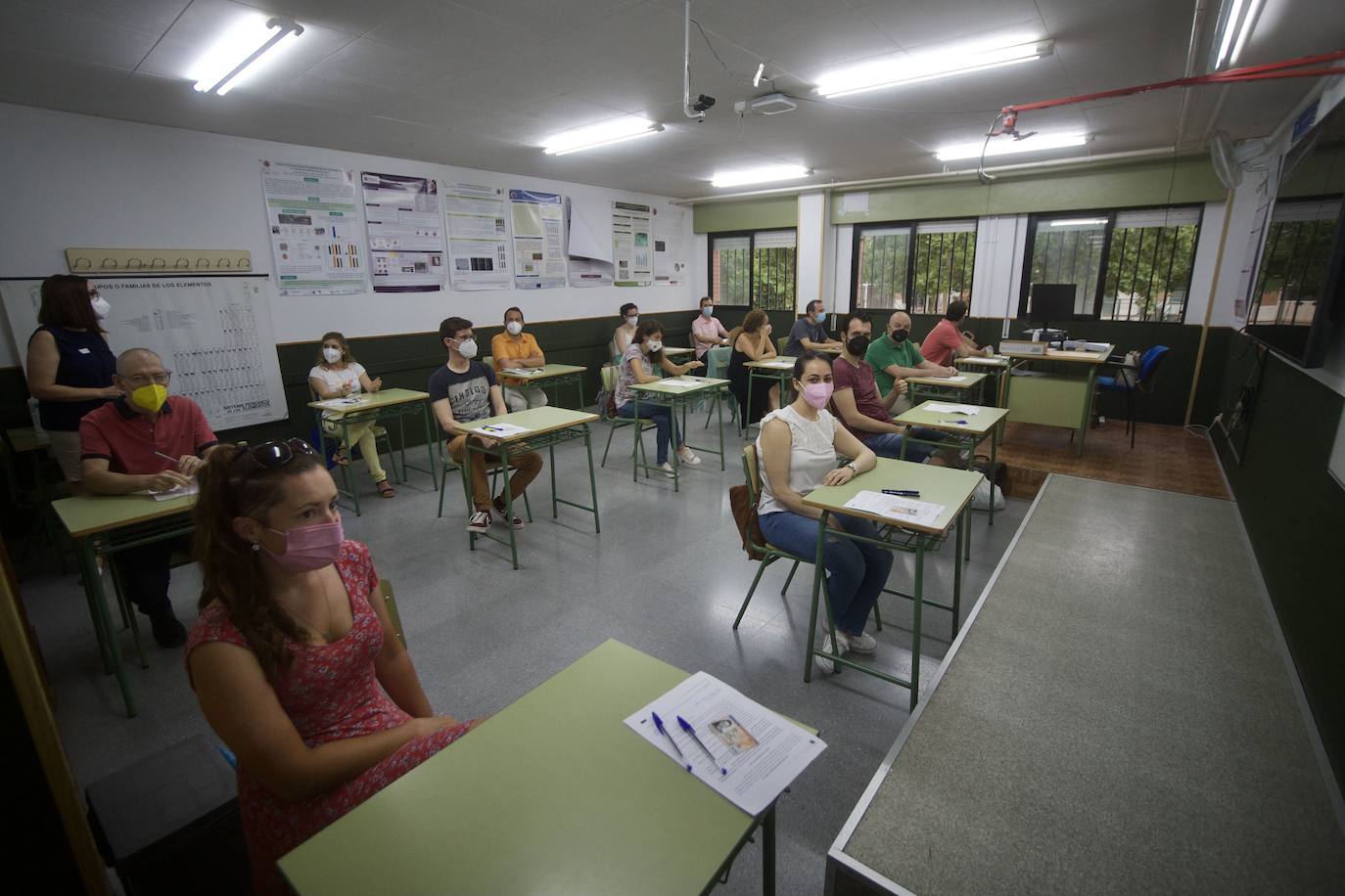 Un grupo de aspirantes a las oposciones de Educación, el pasado mes de junio, en los exámenes celebrados en el IES Juan Carlos I de Murcia.