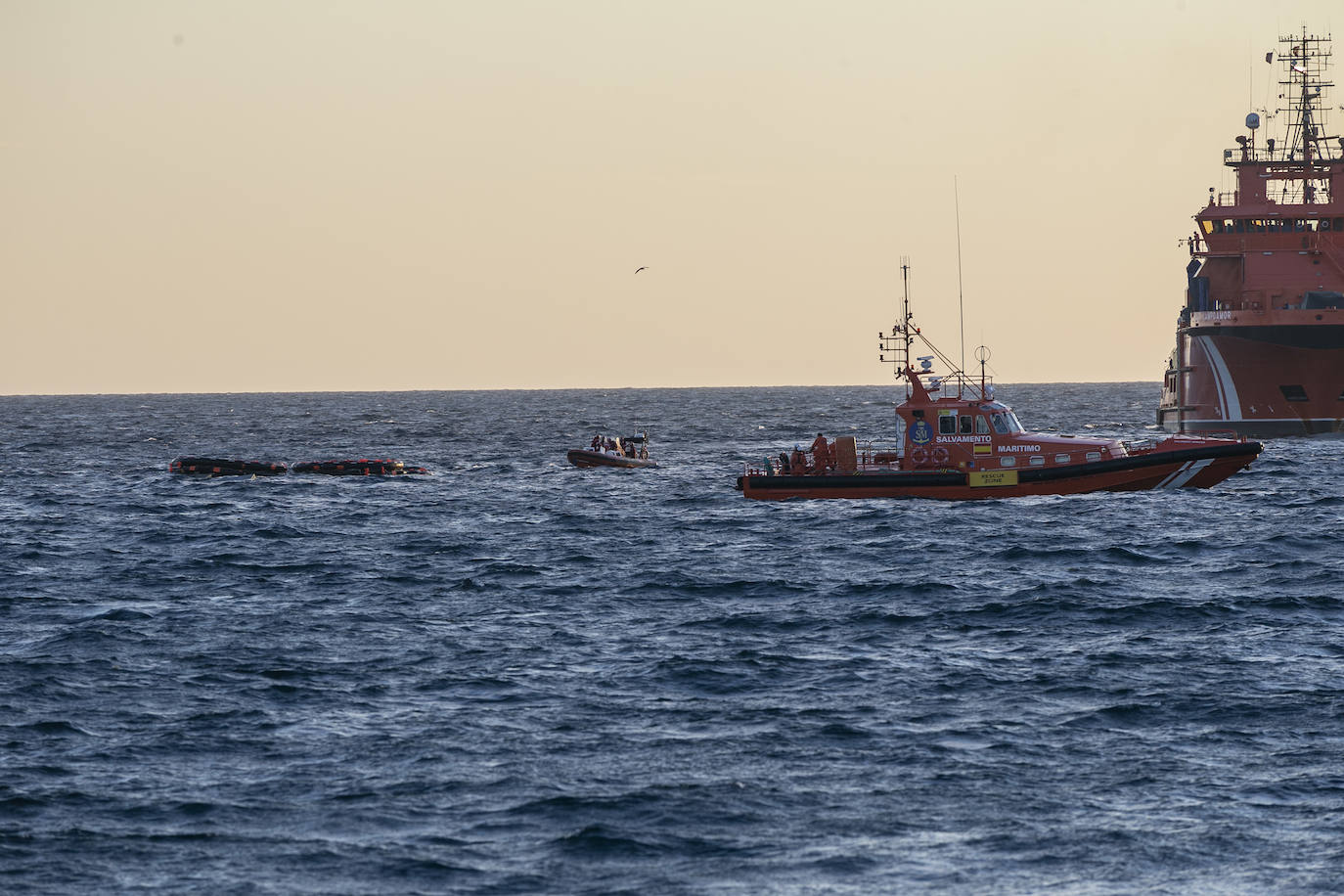 Fotos: El hundimiento de un catamarán turístico obliga a rescatar a 33 personas en aguas de Cartagena