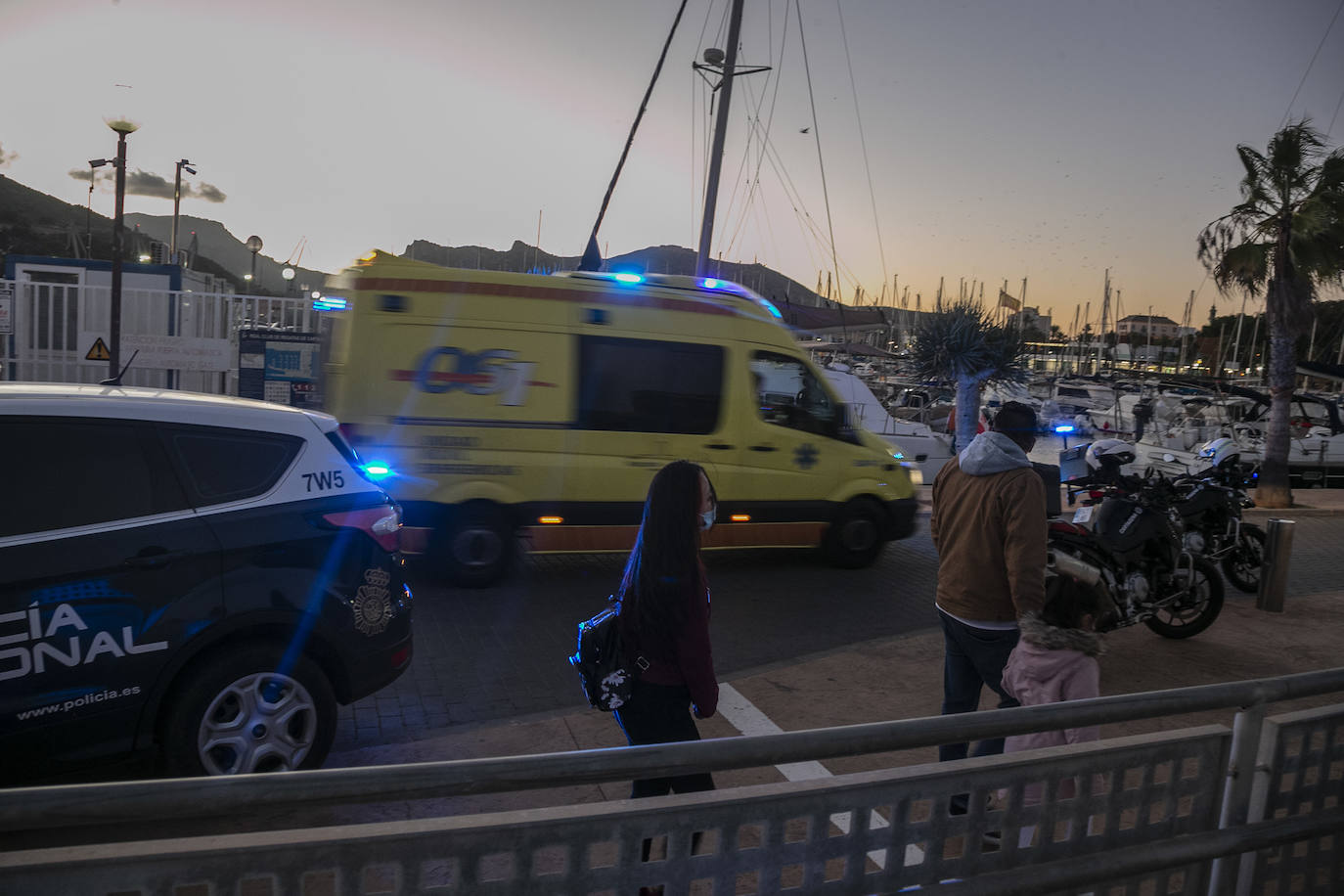 Fotos: El hundimiento de un catamarán turístico obliga a rescatar a 33 personas en aguas de Cartagena