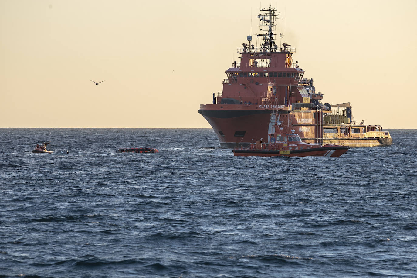 Fotos: El hundimiento de un catamarán turístico obliga a rescatar a 33 personas en aguas de Cartagena