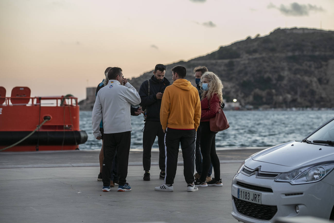 Fotos: El hundimiento de un catamarán turístico obliga a rescatar a 33 personas en aguas de Cartagena