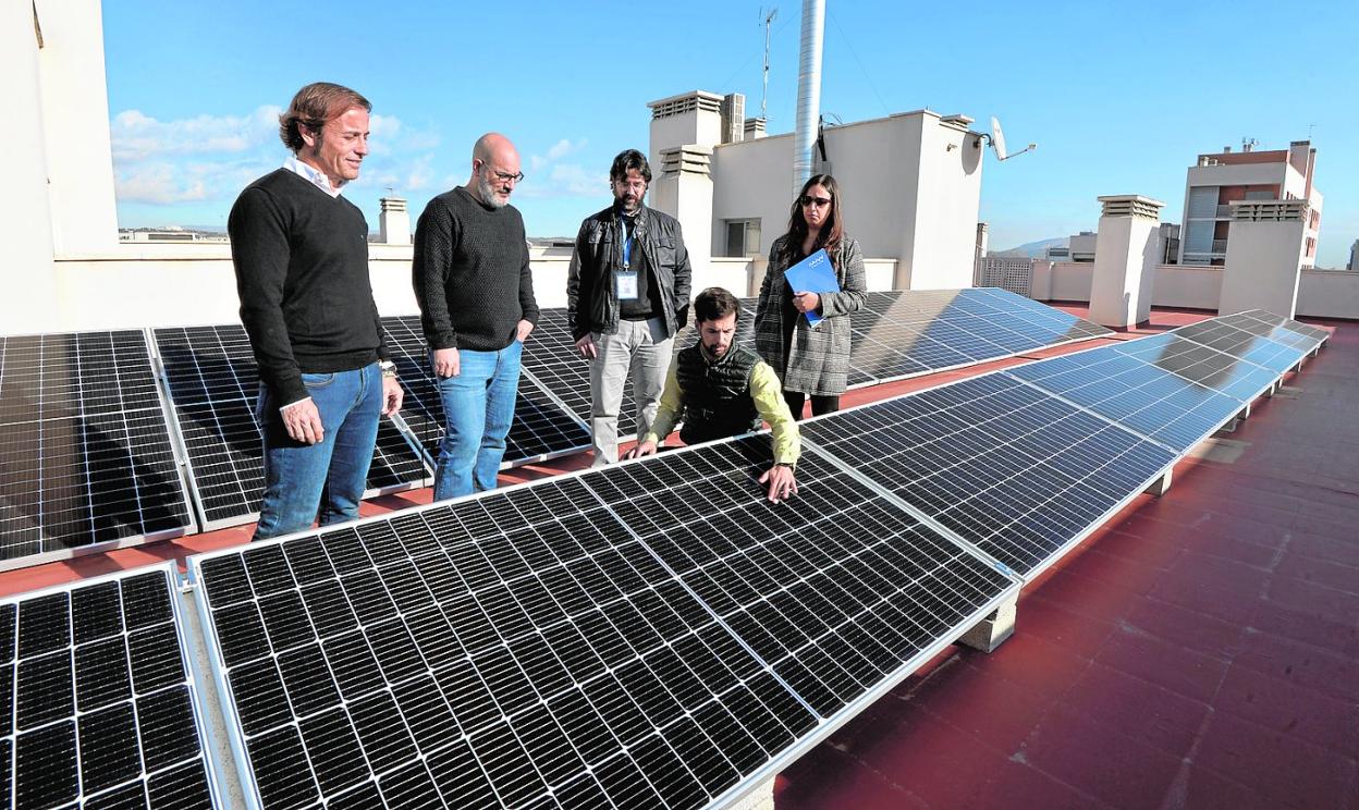 Chencho Mateos, Rubén Ayala, Pablo Barrachina, Toño Alcázar y Alba Olmos, junto a las placas de uno de los edificios. 