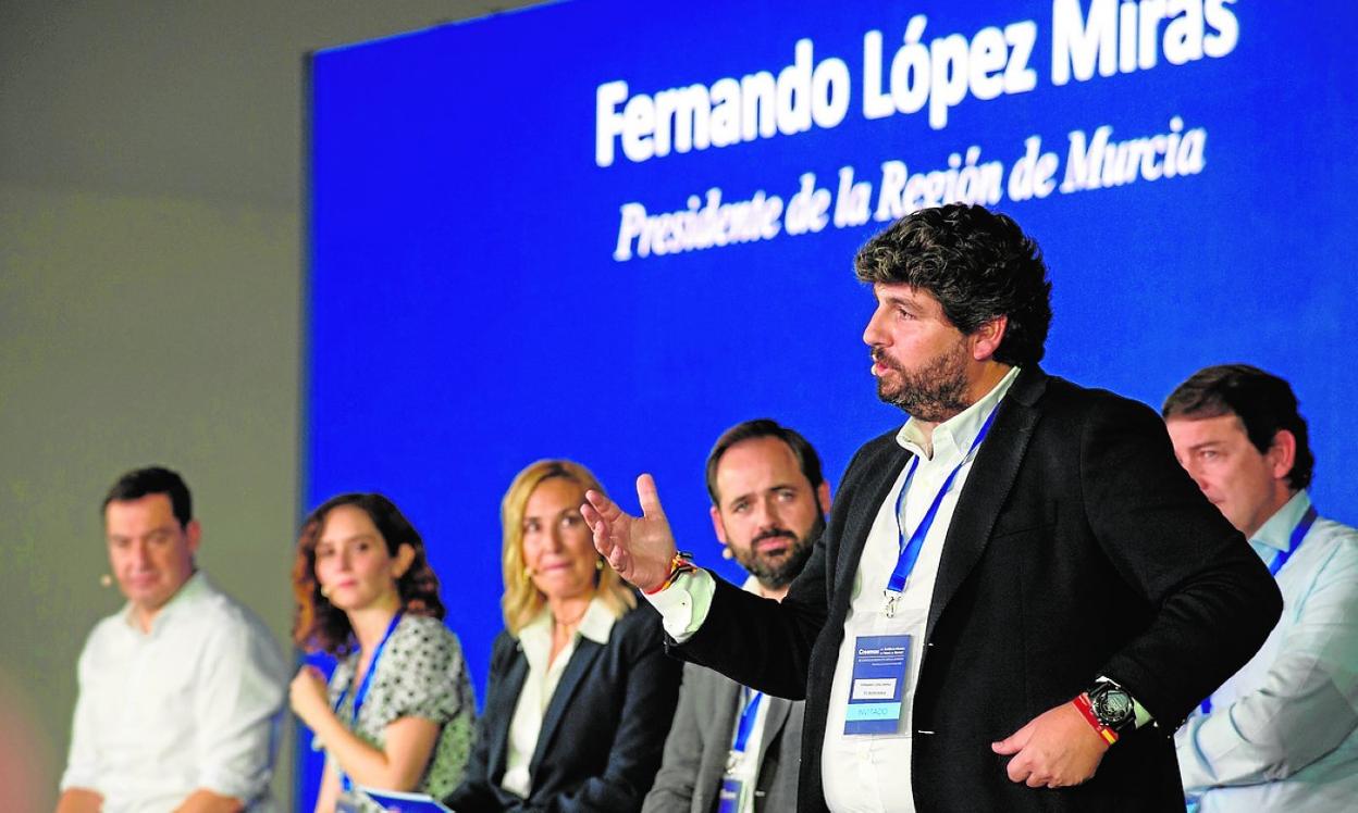 El presidente murciano, Fernando López Miras, ayer, en Puertollano (Ciudad Real), durante su intervención en el congreso del PP de Castilla-La Mancha. Al fondo, la segunda por la izquierda, Isabel Díaz Ayuso. 