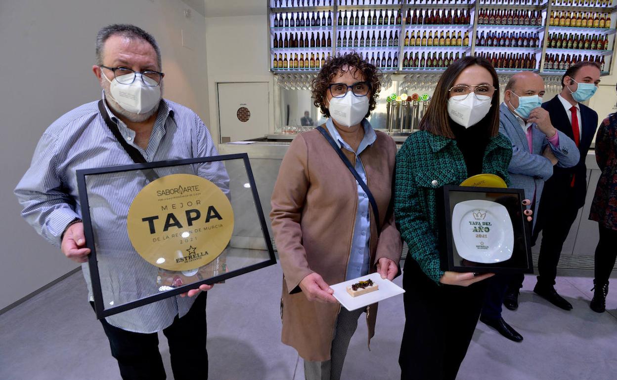 Ángela Molina, la chef del bar El Sol de Cehegín, a la derecha, con sus padres, Paco Molina y María José Llorente. 