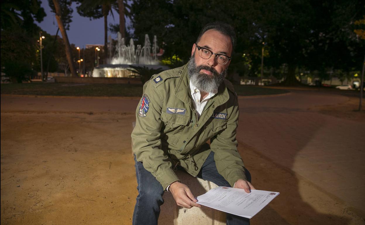 Jorge Blas Parens, con los documentos de la resolución judicial del concurso de su empresa, en la Plaza de España de Cartagena. 