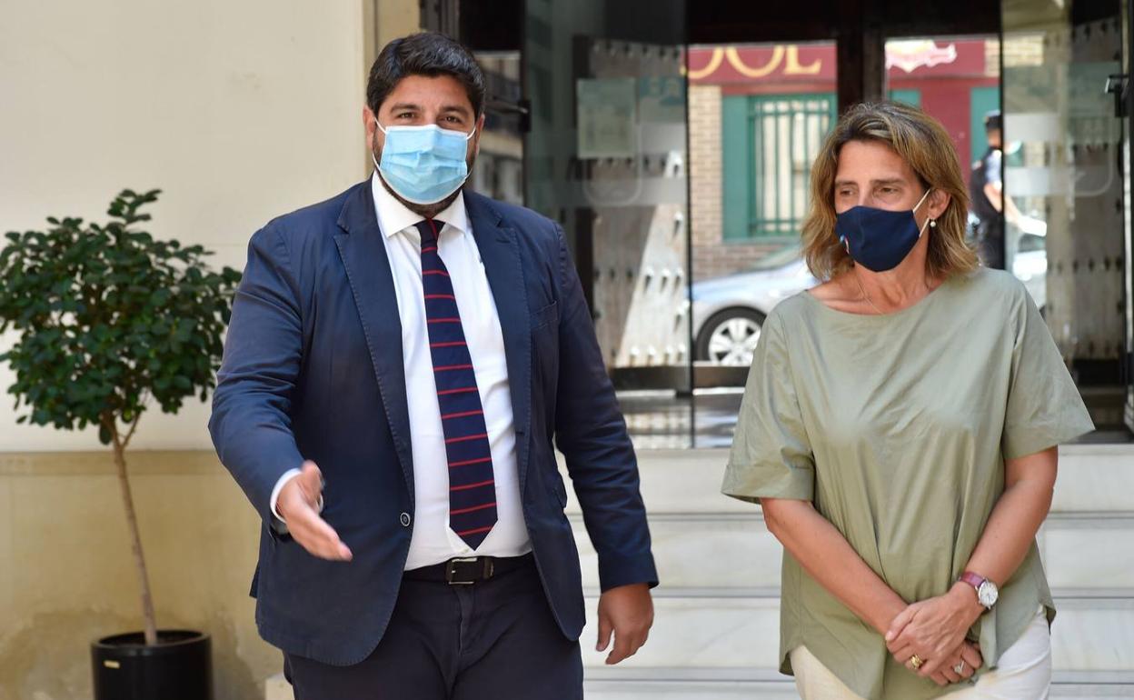 Imagen de archivo de la ministra Ribera junto a López Miras durante su visita al Mar Menor. 