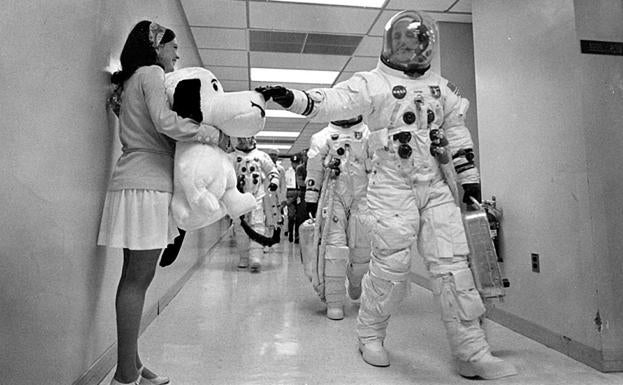 Tom Stafford, astronauta del Apolo 10, acaricia la nariz de un peluche de Snoopy de camino a la torre de lanzamiento el 18 de mayo de 1969.