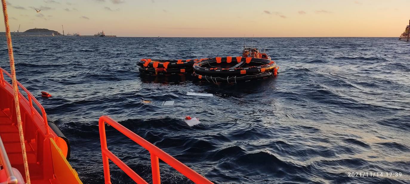 Fotos: El rescate de los tripulantes del catamarán hundido en Cartagena