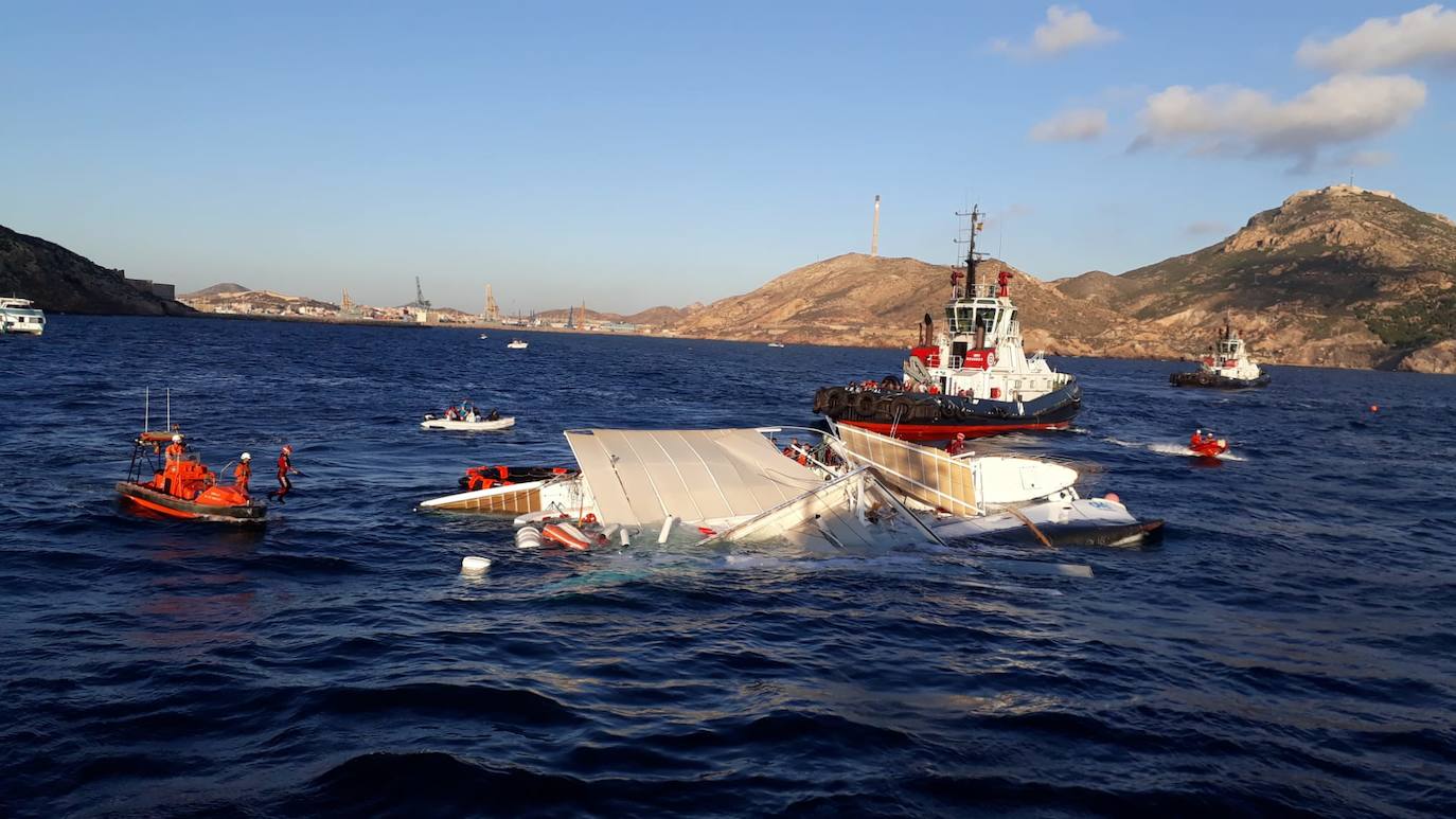 Fotos: El rescate de los tripulantes del catamarán hundido en Cartagena