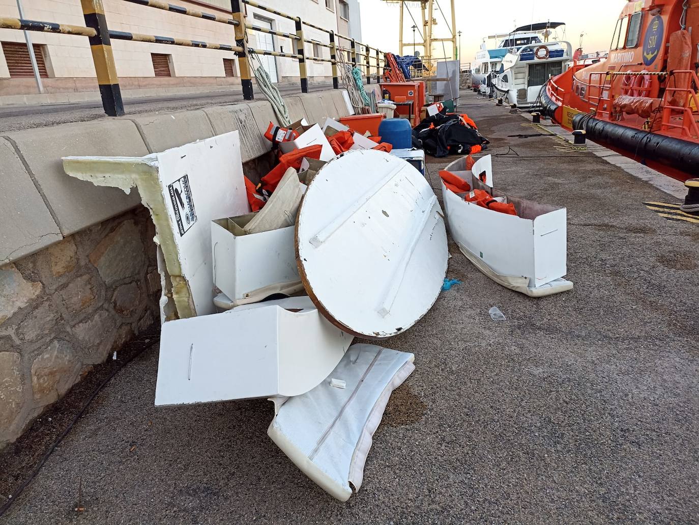 Fotos: El rescate de los tripulantes del catamarán hundido en Cartagena