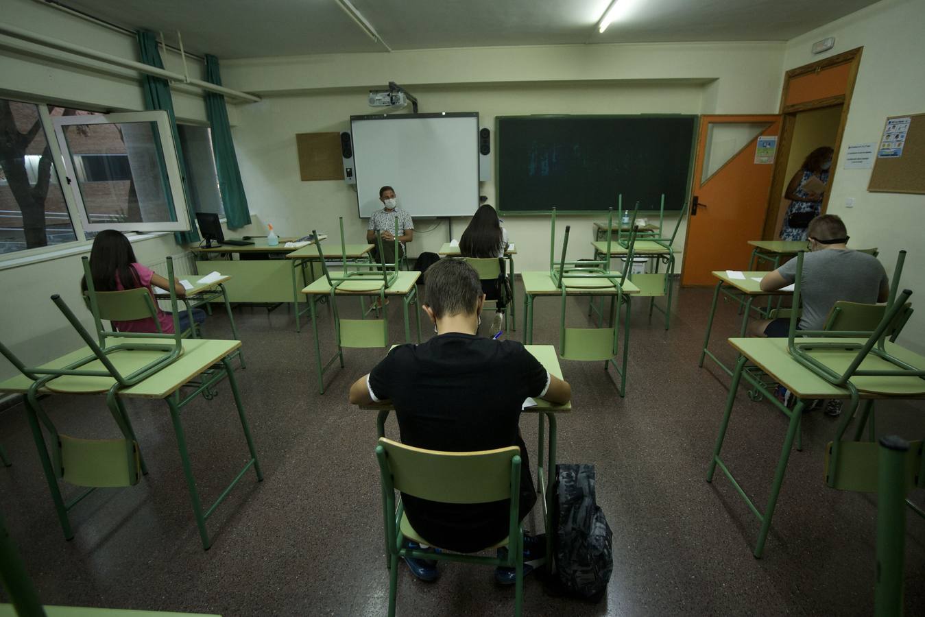 Varios alumnos hacen un examen de recuperación en una imagn de archivo. 