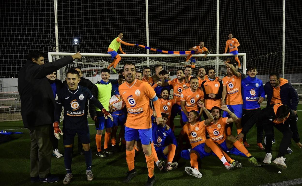 Los jugadores locales celebran con el público el gol de Jony, este miércoles por la noche en Fortuna. 