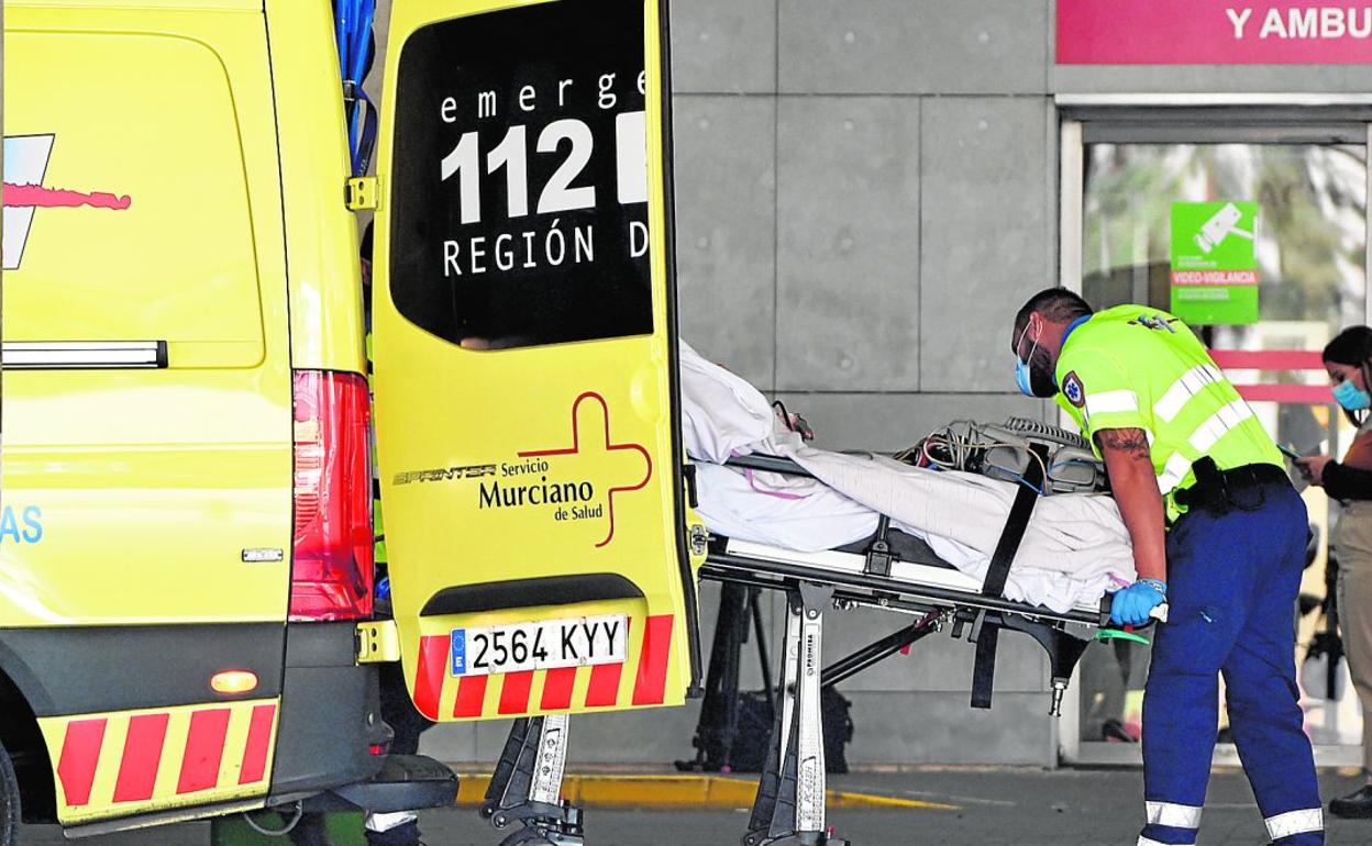 Entrada de Urgencias del hospital Virgen de La Arrixaca en una imagen de archivo. 
