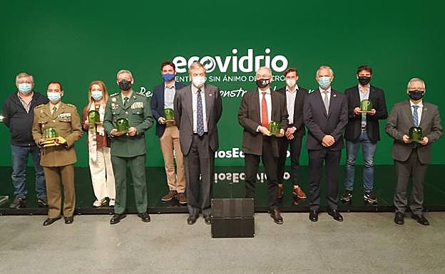 Foto de familia con los galardonados en la XXII edición de los Premios Ecovidrio.