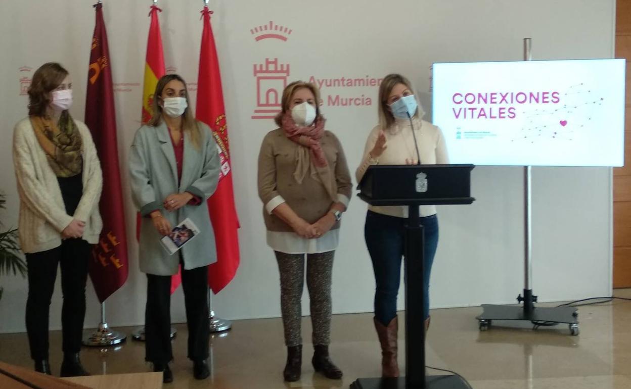 Manuela Cerezuela, técnico de la concejalía de Mayores; Belén Campos, técnico del proyecto de Cruz Roja; Mercedes Navarro, presidenta de Cruz Roja; y la concejala Paqui Pérez.