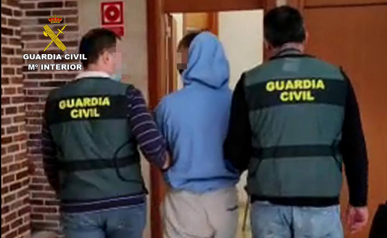 La Guardia Civil arresta al detenido. 