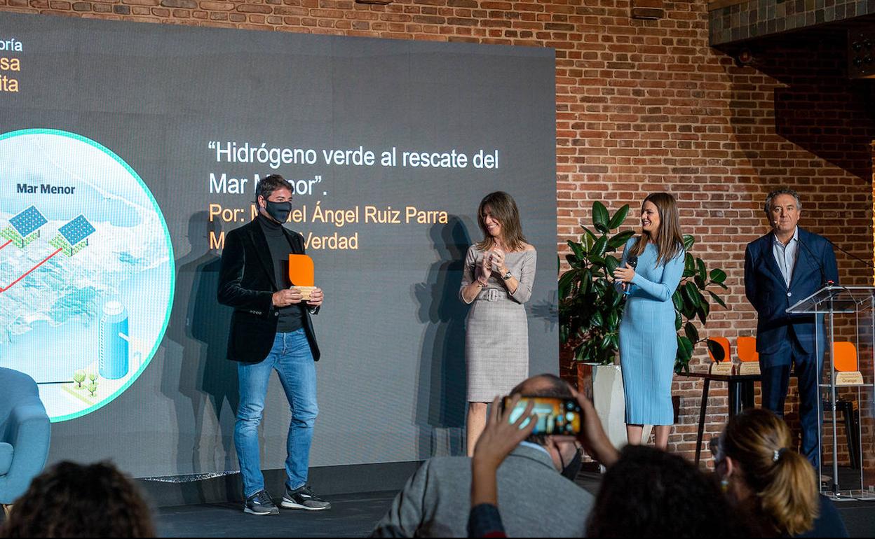 Miguel Ángel Ruiz, Luz Usamentiaga (Orange) y los presentadores de la gala, Mercedes Martín y Roberto Brasero.