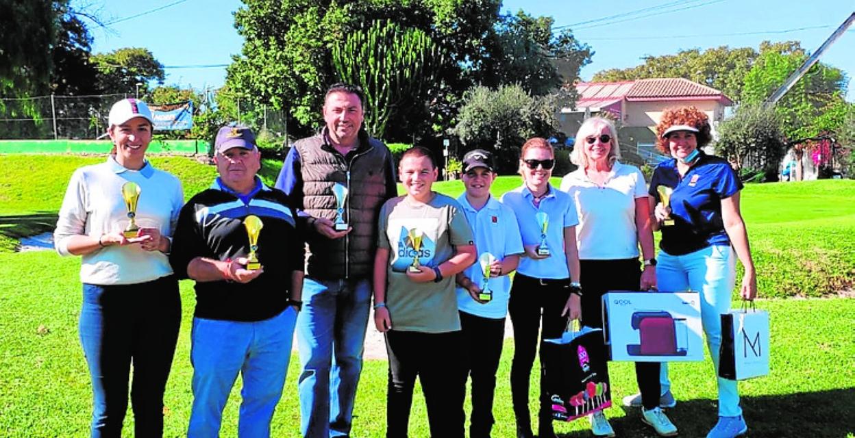 Los ganadores del benéfico con sus trofeos. 