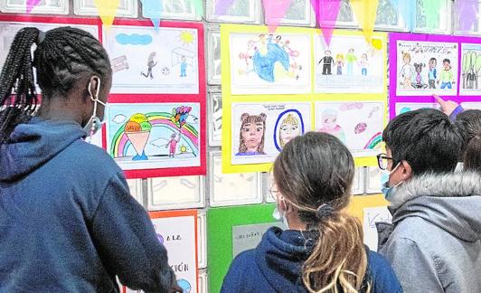 Alumnos del colegio Vistabella, este viernes, en las instalaciones de la Consejería de Política Social.