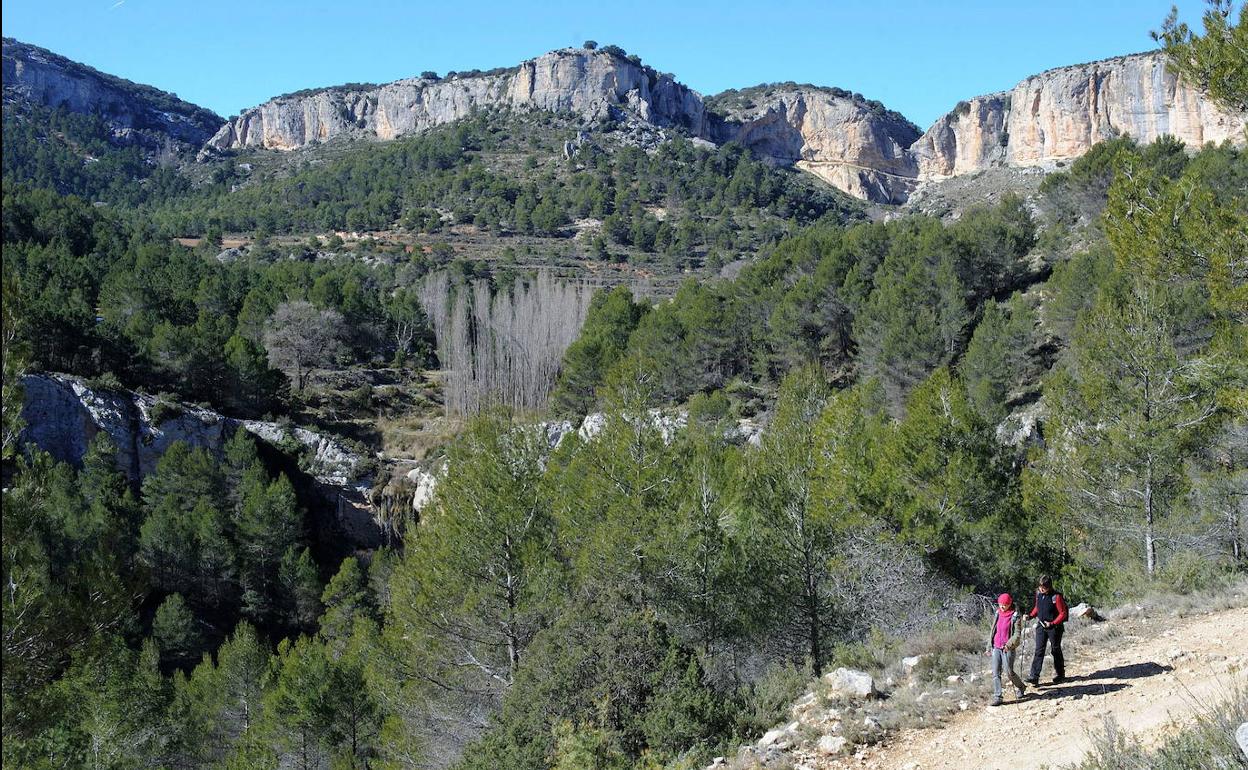 Dos senderistas pasean por el barranco de Hondares, en una imagen de archivo.