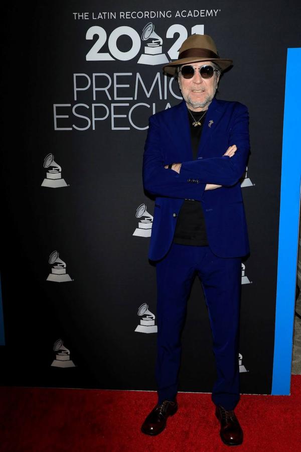 Joaquín Sabina posa en la alfombra roja de los Grammy, donde obtuvo el Premio a la Excelencia Musical. Un galardón que homenajea al artista por su trayectoria musical.