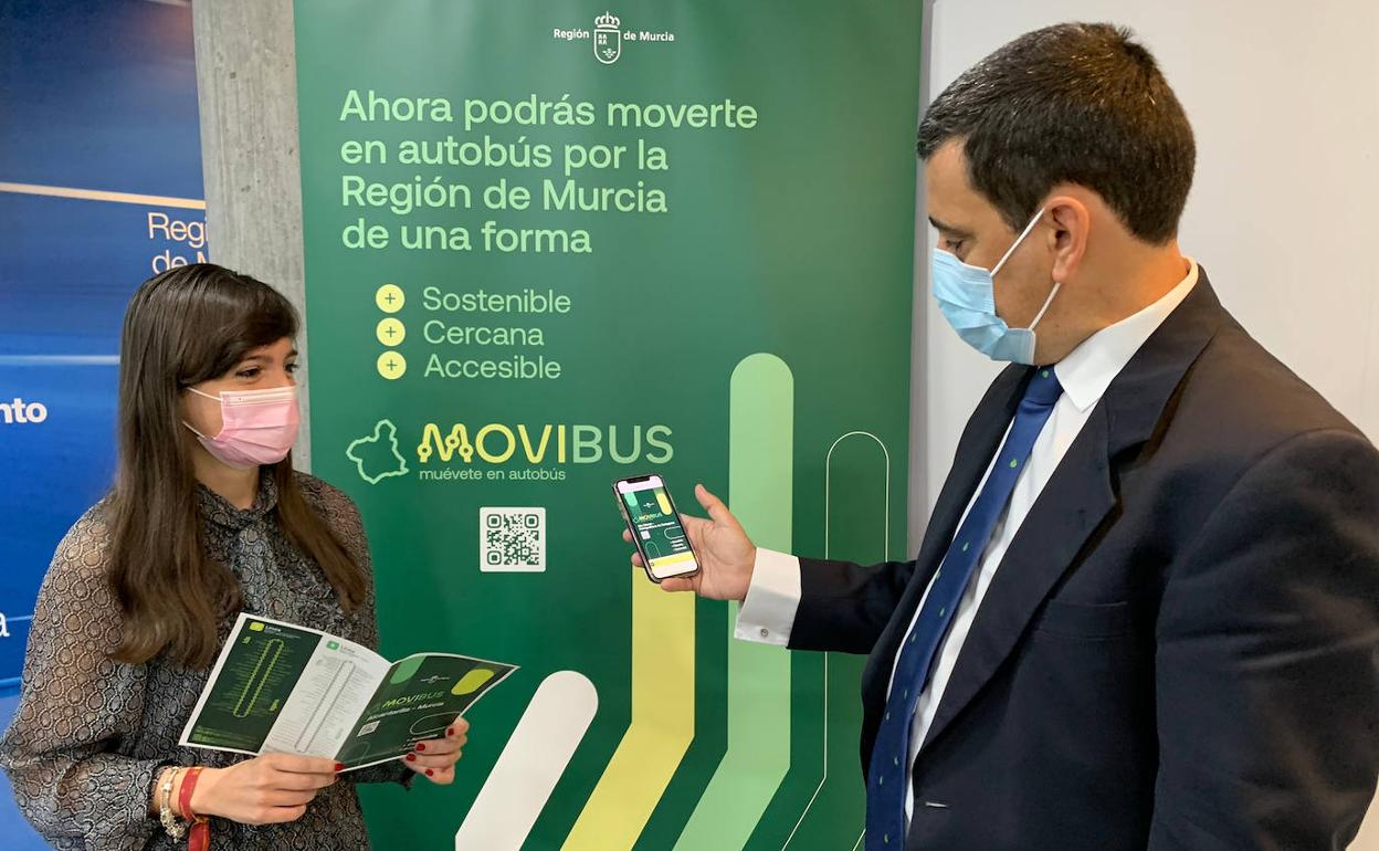 El consejero de Fomento e Infraestructuras, José Ramón Díez de Revenga, y la directora general de Movilidad y Litoral, Marina Munuera, durante la presentación de la marca.