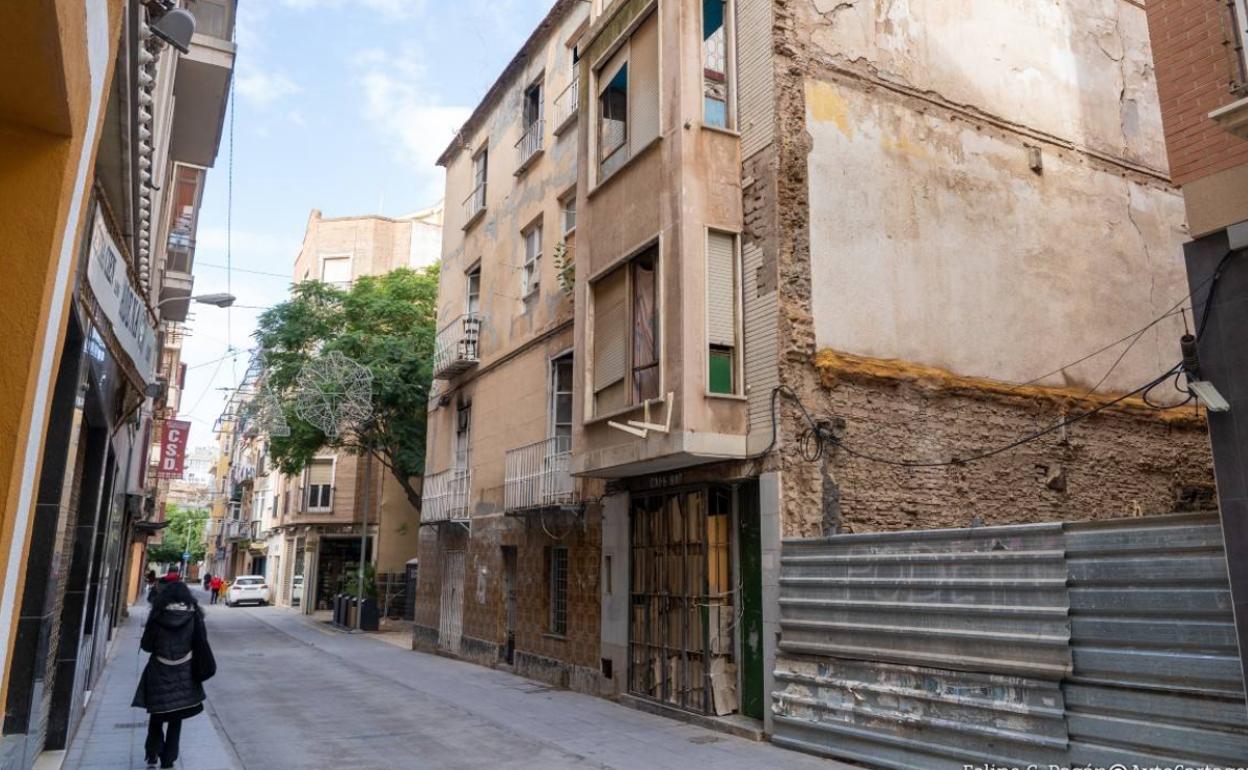 A la derecha, el edificio que será demolido, en la calle San Vicente.