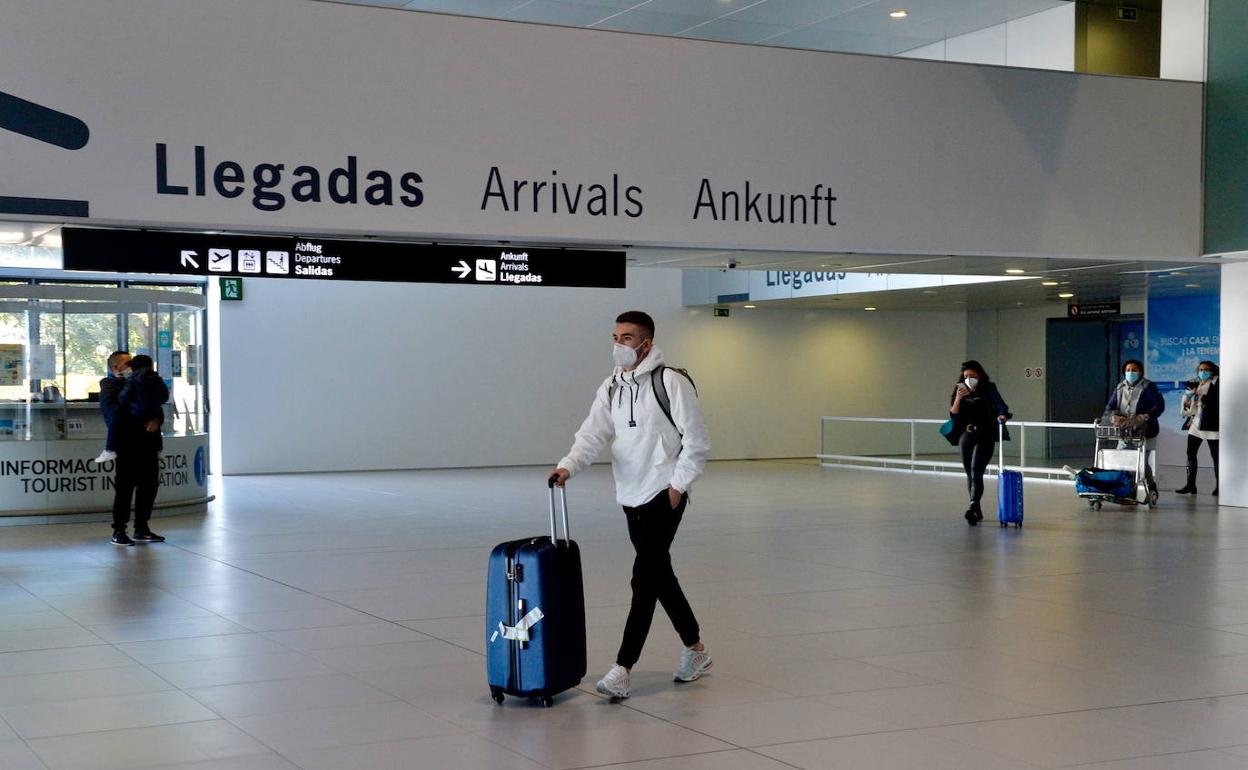 Llegada de pasajeros procedentes de Canarias al aeropuerto regional, en una foto de archivo.