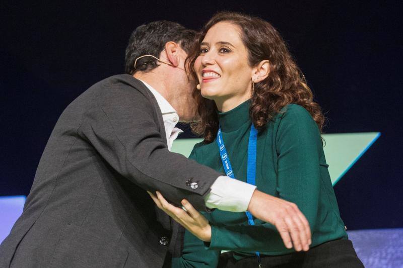 Juanma Moreno e Isabel Díaz Ayuso en el Congreso del PP andaluz en Granada, este viernes.