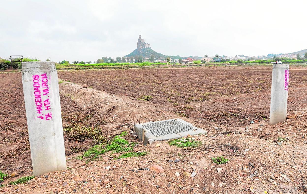Tramo de la acequia La Ladrona de la Vereda de la Cueva, en Monteagudo, que fue entubado hace dos años. 