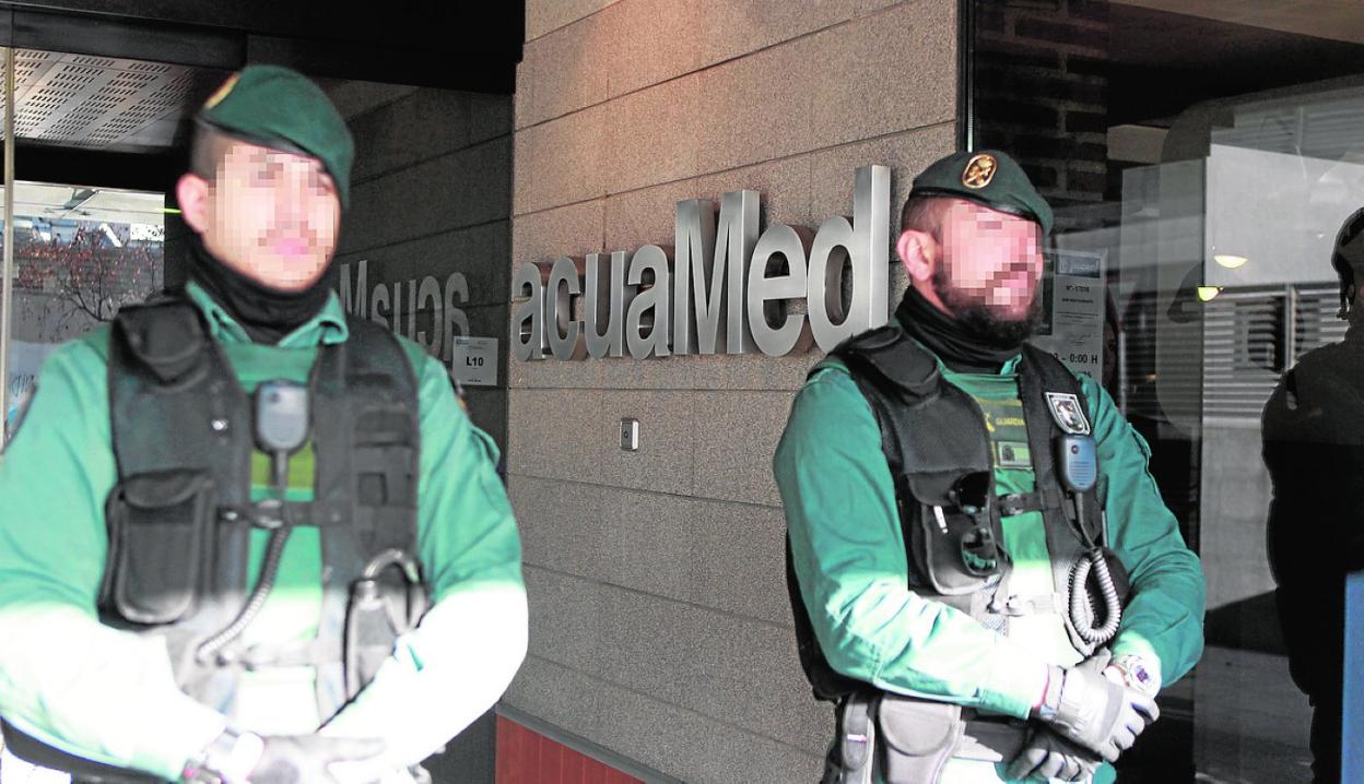 Dos agentes de la Unidad Central Operativa de la Guardia Civil durante el registro de Acuamed en 2016. 