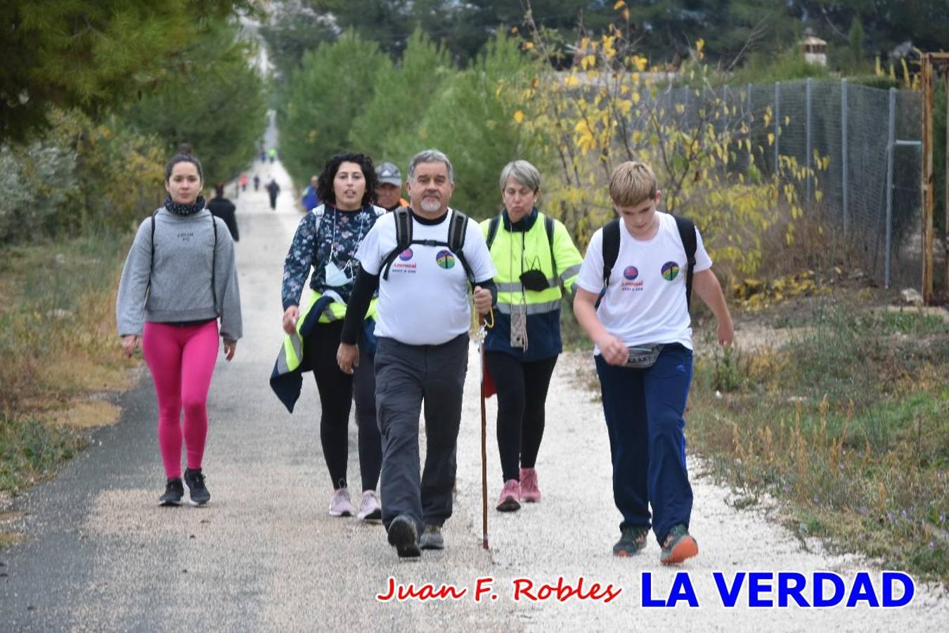 Unas 200 personas de Granja de Rocamora, Abanilla y Ulea finalizaron ayer el recorrido, a pide, de los 120 kilómetros que separan la localidad alicantina de Caravaca de la Cruz. Los cuatro municipios comparten la devoción a sendos Lignum Crucis que se veneran en cada una de las localidades. Ayer recorrieron la última etapa, desde Bullas hasta basílica de la Vera Cruz en una ceremonia oficiada por el rector, Emilio Sánchez, y en la que estuvieron presentes los representantes de las instituciones religiosas que organizaban la peregrinación y una representación de los ocho Ayuntamientos que atraviesa este camino.