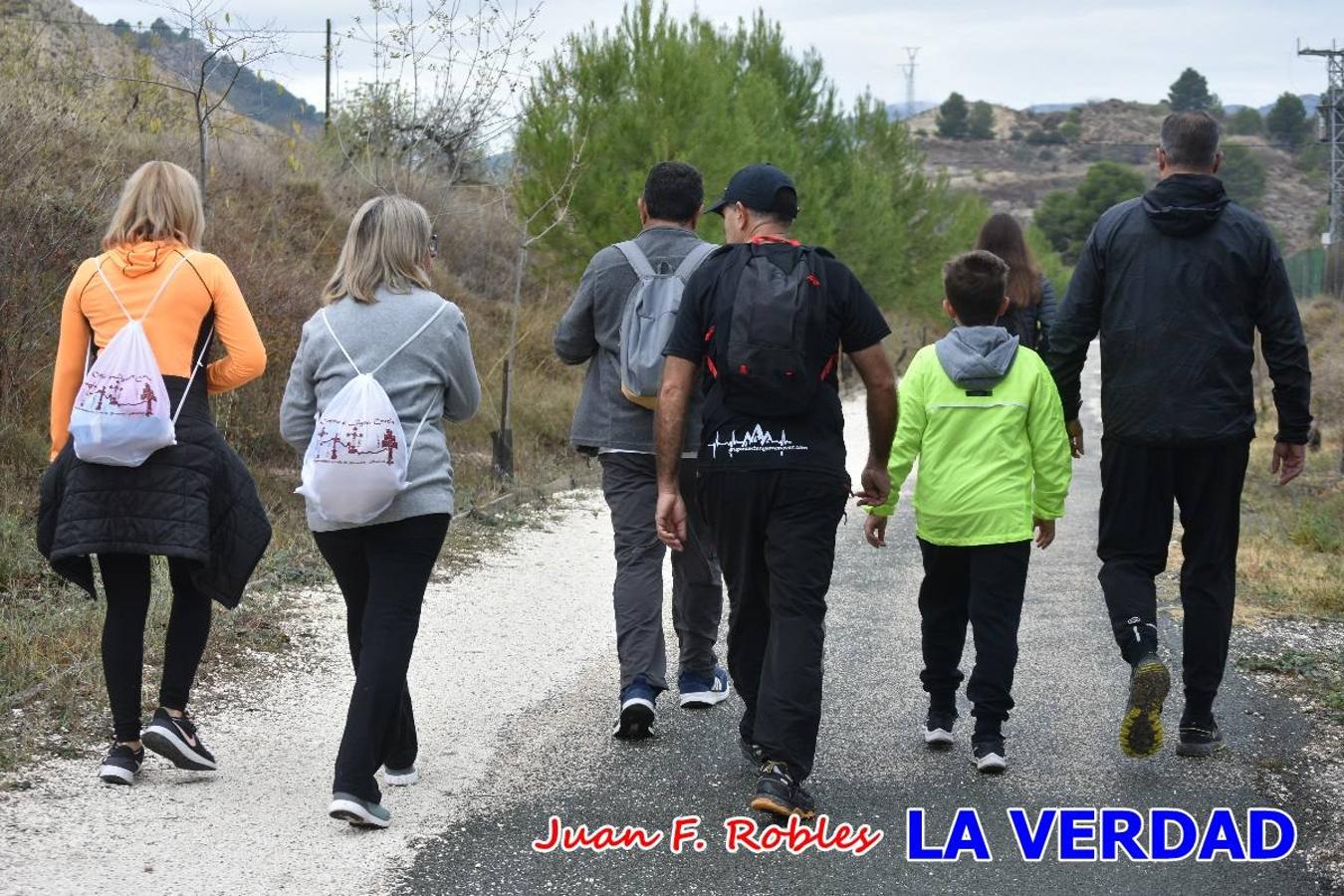 Unas 200 personas de Granja de Rocamora, Abanilla y Ulea finalizaron ayer el recorrido, a pide, de los 120 kilómetros que separan la localidad alicantina de Caravaca de la Cruz. Los cuatro municipios comparten la devoción a sendos Lignum Crucis que se veneran en cada una de las localidades. Ayer recorrieron la última etapa, desde Bullas hasta basílica de la Vera Cruz en una ceremonia oficiada por el rector, Emilio Sánchez, y en la que estuvieron presentes los representantes de las instituciones religiosas que organizaban la peregrinación y una representación de los ocho Ayuntamientos que atraviesa este camino.