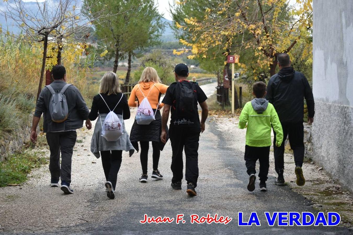 Unas 200 personas de Granja de Rocamora, Abanilla y Ulea finalizaron ayer el recorrido, a pide, de los 120 kilómetros que separan la localidad alicantina de Caravaca de la Cruz. Los cuatro municipios comparten la devoción a sendos Lignum Crucis que se veneran en cada una de las localidades. Ayer recorrieron la última etapa, desde Bullas hasta basílica de la Vera Cruz en una ceremonia oficiada por el rector, Emilio Sánchez, y en la que estuvieron presentes los representantes de las instituciones religiosas que organizaban la peregrinación y una representación de los ocho Ayuntamientos que atraviesa este camino.