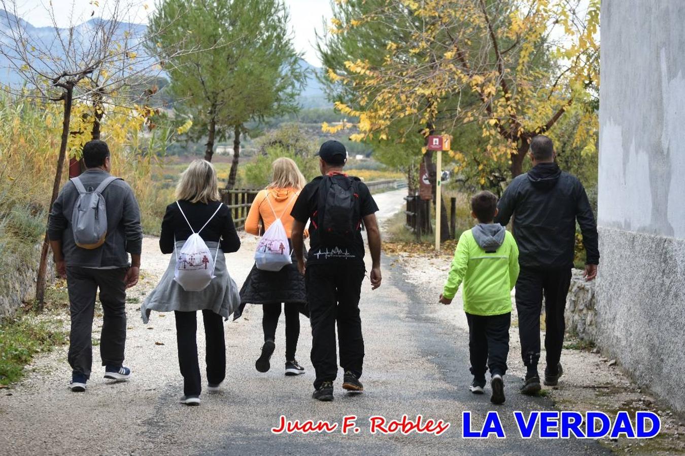 Unas 200 personas de Granja de Rocamora, Abanilla y Ulea finalizaron ayer el recorrido, a pide, de los 120 kilómetros que separan la localidad alicantina de Caravaca de la Cruz. Los cuatro municipios comparten la devoción a sendos Lignum Crucis que se veneran en cada una de las localidades. Ayer recorrieron la última etapa, desde Bullas hasta basílica de la Vera Cruz en una ceremonia oficiada por el rector, Emilio Sánchez, y en la que estuvieron presentes los representantes de las instituciones religiosas que organizaban la peregrinación y una representación de los ocho Ayuntamientos que atraviesa este camino.