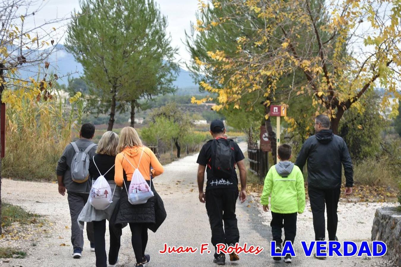 Unas 200 personas de Granja de Rocamora, Abanilla y Ulea finalizaron ayer el recorrido, a pide, de los 120 kilómetros que separan la localidad alicantina de Caravaca de la Cruz. Los cuatro municipios comparten la devoción a sendos Lignum Crucis que se veneran en cada una de las localidades. Ayer recorrieron la última etapa, desde Bullas hasta basílica de la Vera Cruz en una ceremonia oficiada por el rector, Emilio Sánchez, y en la que estuvieron presentes los representantes de las instituciones religiosas que organizaban la peregrinación y una representación de los ocho Ayuntamientos que atraviesa este camino.