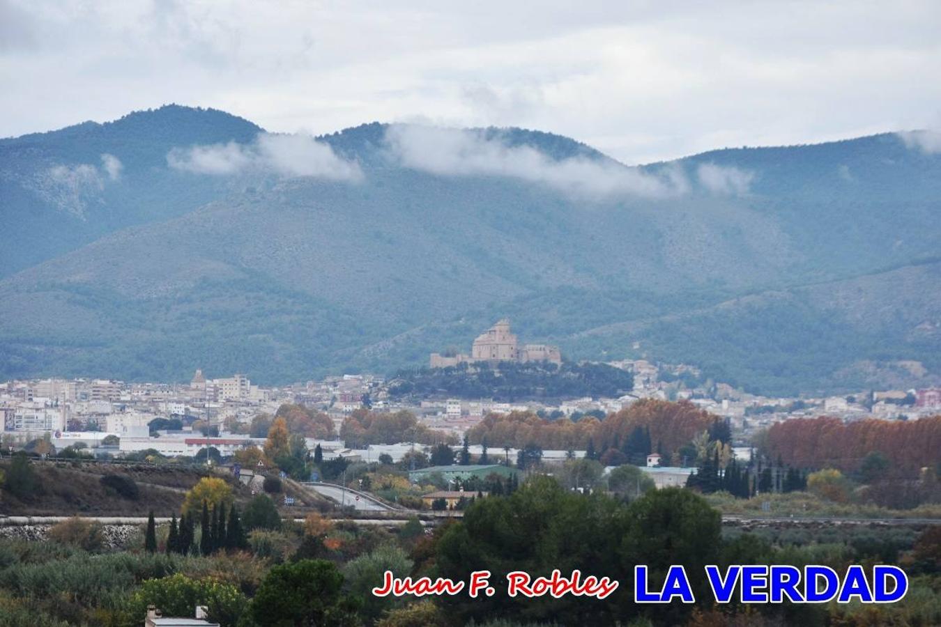 Unas 200 personas de Granja de Rocamora, Abanilla y Ulea finalizaron ayer el recorrido, a pide, de los 120 kilómetros que separan la localidad alicantina de Caravaca de la Cruz. Los cuatro municipios comparten la devoción a sendos Lignum Crucis que se veneran en cada una de las localidades. Ayer recorrieron la última etapa, desde Bullas hasta basílica de la Vera Cruz en una ceremonia oficiada por el rector, Emilio Sánchez, y en la que estuvieron presentes los representantes de las instituciones religiosas que organizaban la peregrinación y una representación de los ocho Ayuntamientos que atraviesa este camino.