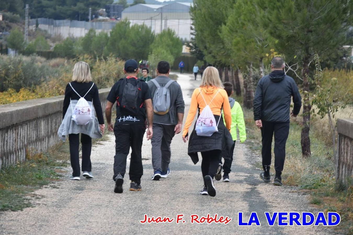 Unas 200 personas de Granja de Rocamora, Abanilla y Ulea finalizaron ayer el recorrido, a pide, de los 120 kilómetros que separan la localidad alicantina de Caravaca de la Cruz. Los cuatro municipios comparten la devoción a sendos Lignum Crucis que se veneran en cada una de las localidades. Ayer recorrieron la última etapa, desde Bullas hasta basílica de la Vera Cruz en una ceremonia oficiada por el rector, Emilio Sánchez, y en la que estuvieron presentes los representantes de las instituciones religiosas que organizaban la peregrinación y una representación de los ocho Ayuntamientos que atraviesa este camino.