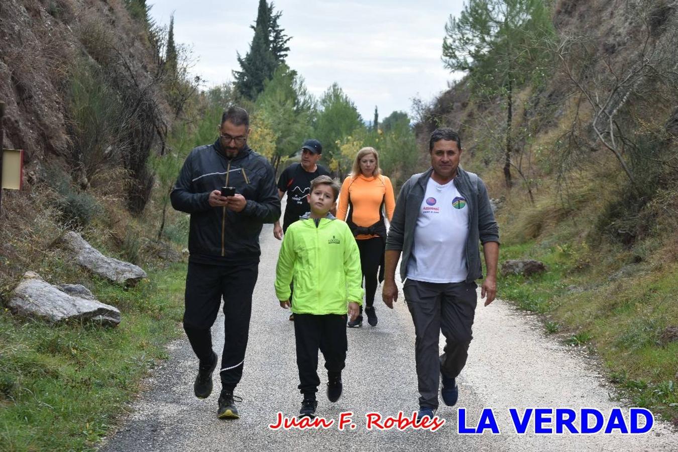 Unas 200 personas de Granja de Rocamora, Abanilla y Ulea finalizaron ayer el recorrido, a pide, de los 120 kilómetros que separan la localidad alicantina de Caravaca de la Cruz. Los cuatro municipios comparten la devoción a sendos Lignum Crucis que se veneran en cada una de las localidades. Ayer recorrieron la última etapa, desde Bullas hasta basílica de la Vera Cruz en una ceremonia oficiada por el rector, Emilio Sánchez, y en la que estuvieron presentes los representantes de las instituciones religiosas que organizaban la peregrinación y una representación de los ocho Ayuntamientos que atraviesa este camino.