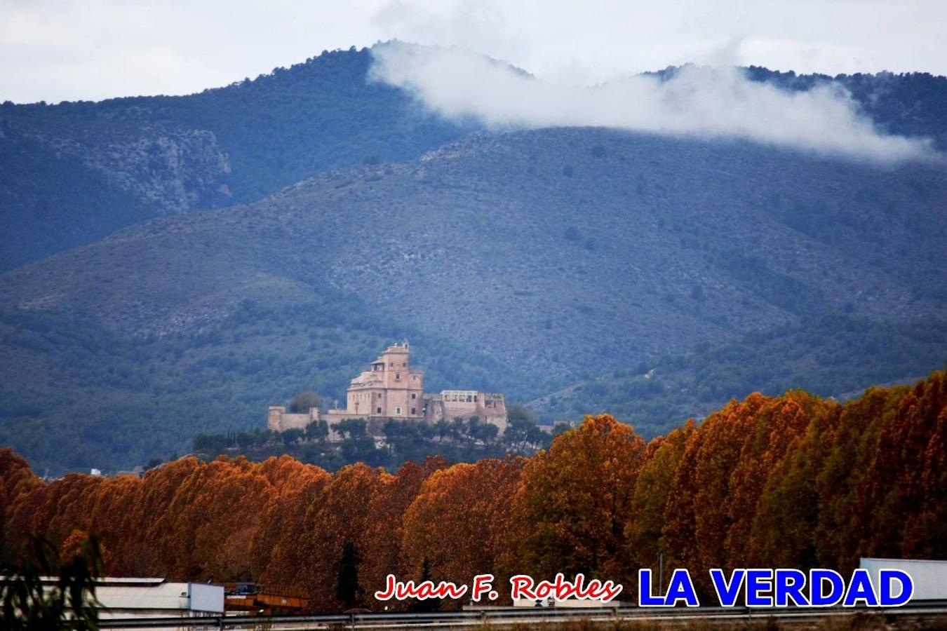 Unas 200 personas de Granja de Rocamora, Abanilla y Ulea finalizaron ayer el recorrido, a pide, de los 120 kilómetros que separan la localidad alicantina de Caravaca de la Cruz. Los cuatro municipios comparten la devoción a sendos Lignum Crucis que se veneran en cada una de las localidades. Ayer recorrieron la última etapa, desde Bullas hasta basílica de la Vera Cruz en una ceremonia oficiada por el rector, Emilio Sánchez, y en la que estuvieron presentes los representantes de las instituciones religiosas que organizaban la peregrinación y una representación de los ocho Ayuntamientos que atraviesa este camino.