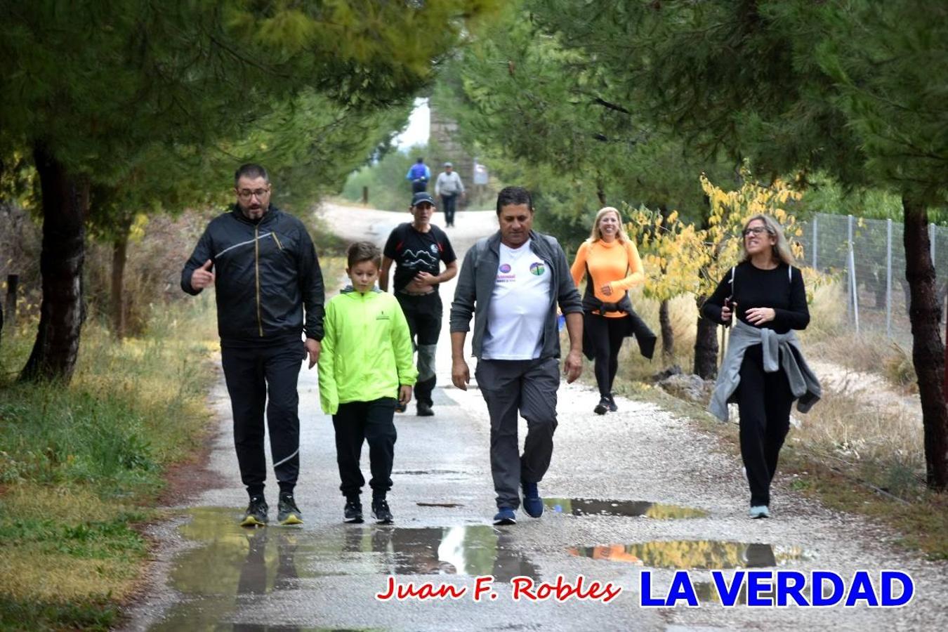 Unas 200 personas de Granja de Rocamora, Abanilla y Ulea finalizaron ayer el recorrido, a pide, de los 120 kilómetros que separan la localidad alicantina de Caravaca de la Cruz. Los cuatro municipios comparten la devoción a sendos Lignum Crucis que se veneran en cada una de las localidades. Ayer recorrieron la última etapa, desde Bullas hasta basílica de la Vera Cruz en una ceremonia oficiada por el rector, Emilio Sánchez, y en la que estuvieron presentes los representantes de las instituciones religiosas que organizaban la peregrinación y una representación de los ocho Ayuntamientos que atraviesa este camino.