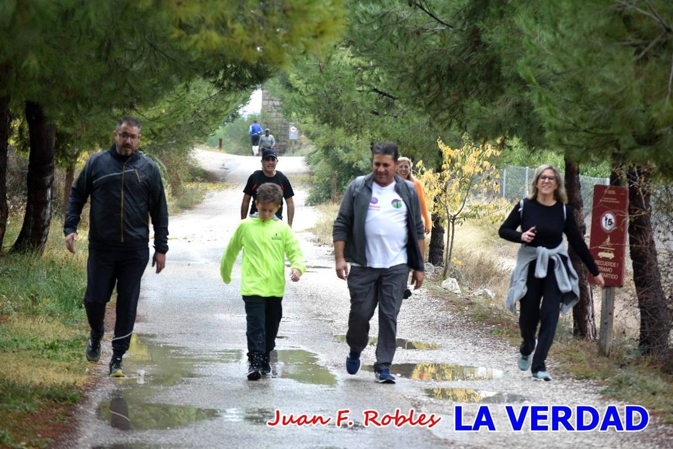 Unas 200 personas de Granja de Rocamora, Abanilla y Ulea finalizaron ayer el recorrido, a pide, de los 120 kilómetros que separan la localidad alicantina de Caravaca de la Cruz. Los cuatro municipios comparten la devoción a sendos Lignum Crucis que se veneran en cada una de las localidades. Ayer recorrieron la última etapa, desde Bullas hasta basílica de la Vera Cruz en una ceremonia oficiada por el rector, Emilio Sánchez, y en la que estuvieron presentes los representantes de las instituciones religiosas que organizaban la peregrinación y una representación de los ocho Ayuntamientos que atraviesa este camino.