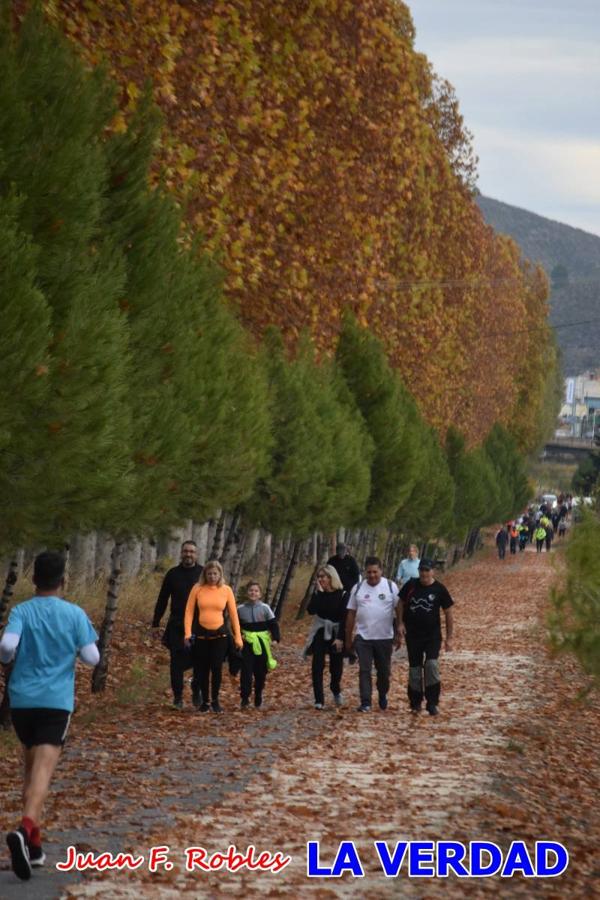 Unas 200 personas de Granja de Rocamora, Abanilla y Ulea finalizaron ayer el recorrido, a pide, de los 120 kilómetros que separan la localidad alicantina de Caravaca de la Cruz. Los cuatro municipios comparten la devoción a sendos Lignum Crucis que se veneran en cada una de las localidades. Ayer recorrieron la última etapa, desde Bullas hasta basílica de la Vera Cruz en una ceremonia oficiada por el rector, Emilio Sánchez, y en la que estuvieron presentes los representantes de las instituciones religiosas que organizaban la peregrinación y una representación de los ocho Ayuntamientos que atraviesa este camino.