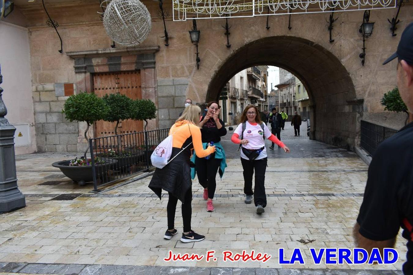 Unas 200 personas de Granja de Rocamora, Abanilla y Ulea finalizaron ayer el recorrido, a pide, de los 120 kilómetros que separan la localidad alicantina de Caravaca de la Cruz. Los cuatro municipios comparten la devoción a sendos Lignum Crucis que se veneran en cada una de las localidades. Ayer recorrieron la última etapa, desde Bullas hasta basílica de la Vera Cruz en una ceremonia oficiada por el rector, Emilio Sánchez, y en la que estuvieron presentes los representantes de las instituciones religiosas que organizaban la peregrinación y una representación de los ocho Ayuntamientos que atraviesa este camino.