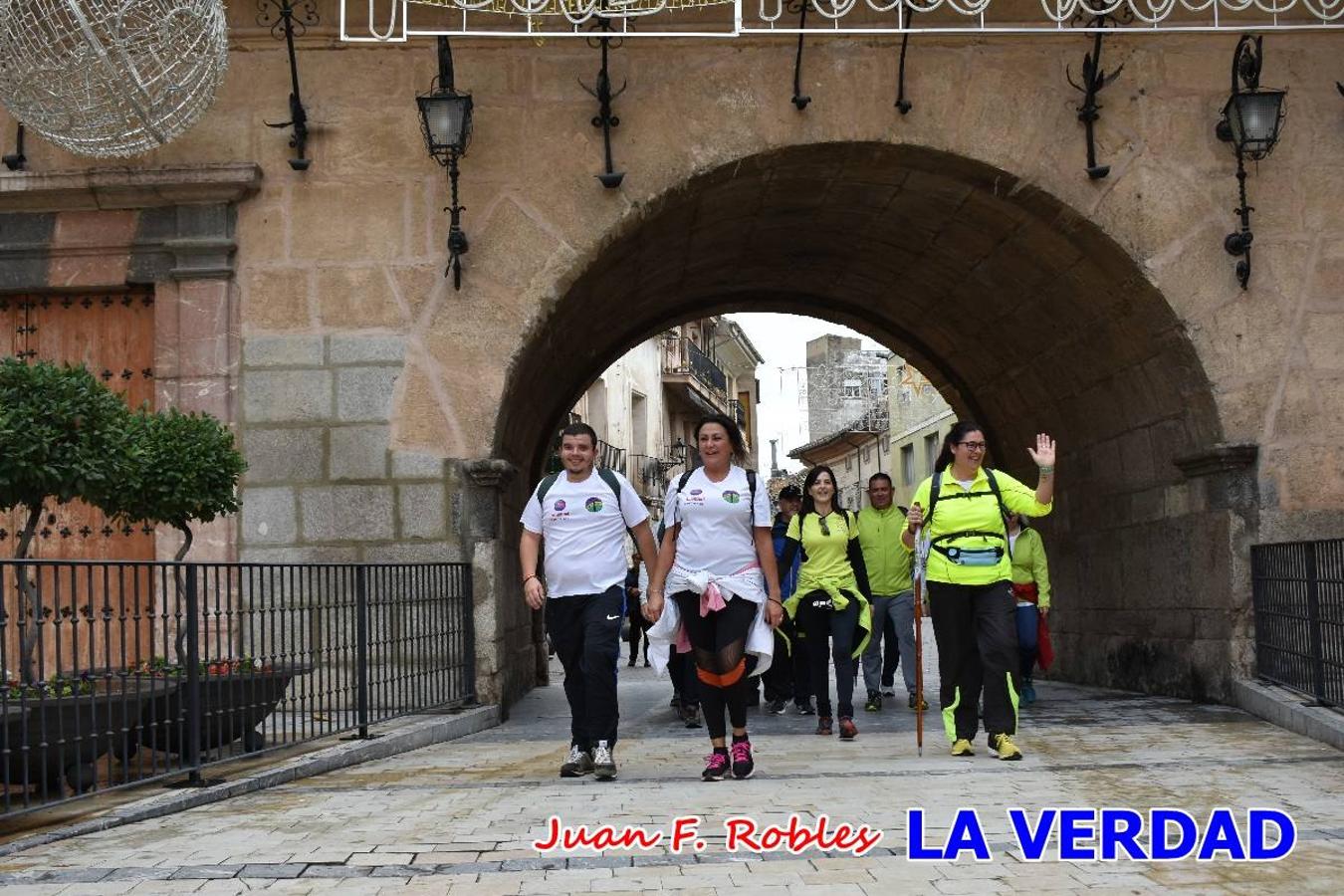 Unas 200 personas de Granja de Rocamora, Abanilla y Ulea finalizaron ayer el recorrido, a pide, de los 120 kilómetros que separan la localidad alicantina de Caravaca de la Cruz. Los cuatro municipios comparten la devoción a sendos Lignum Crucis que se veneran en cada una de las localidades. Ayer recorrieron la última etapa, desde Bullas hasta basílica de la Vera Cruz en una ceremonia oficiada por el rector, Emilio Sánchez, y en la que estuvieron presentes los representantes de las instituciones religiosas que organizaban la peregrinación y una representación de los ocho Ayuntamientos que atraviesa este camino.